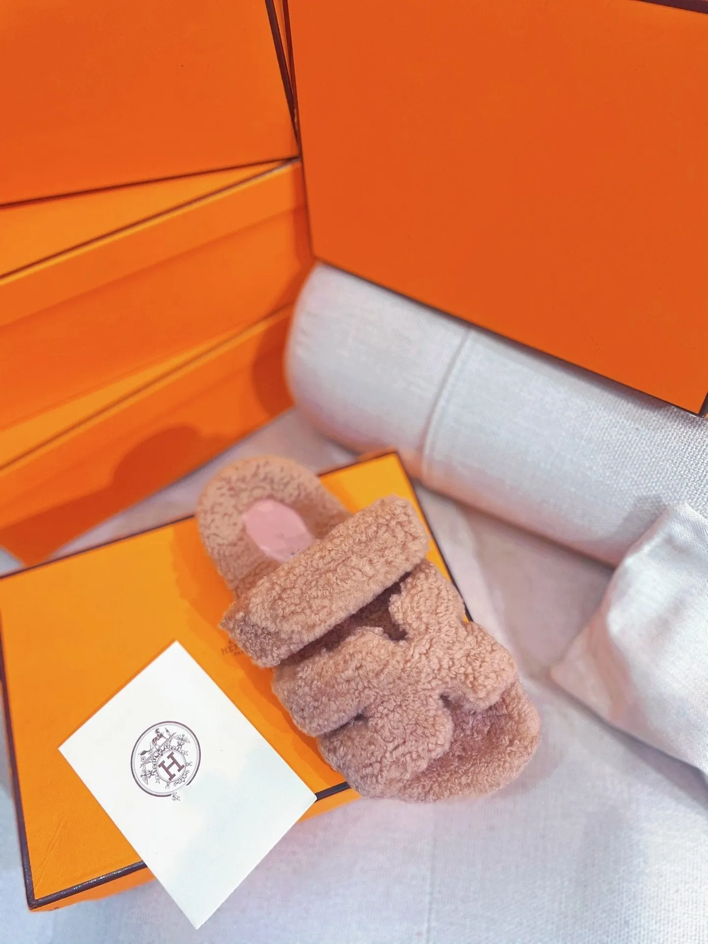 chypre sandal light pink lamb wool