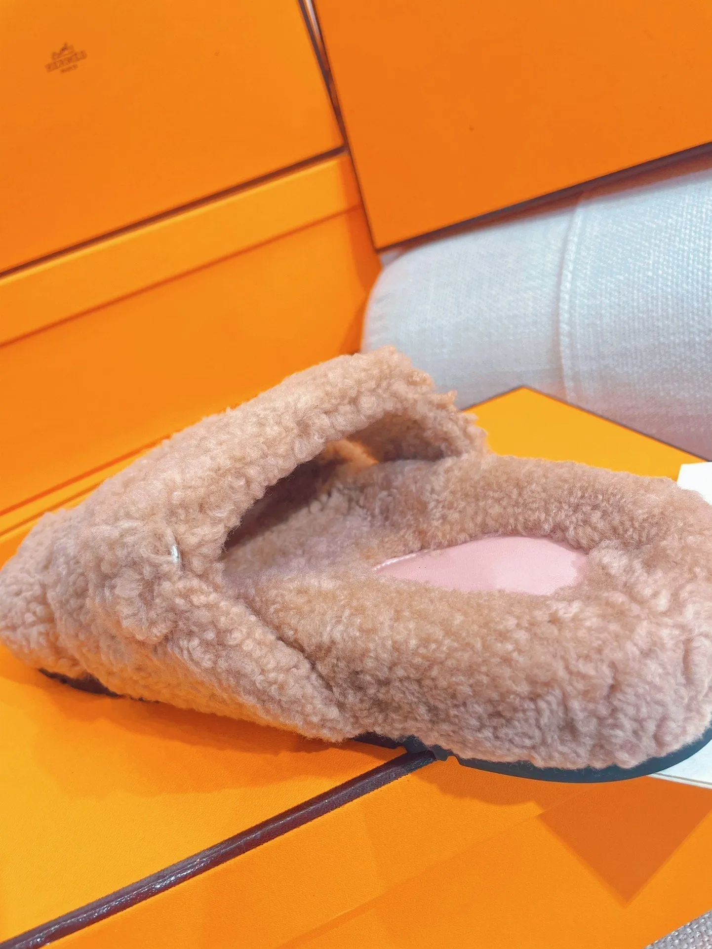 chypre sandal light pink lamb wool