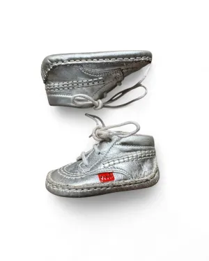 Kickers baby booties in silver (0-6mths)