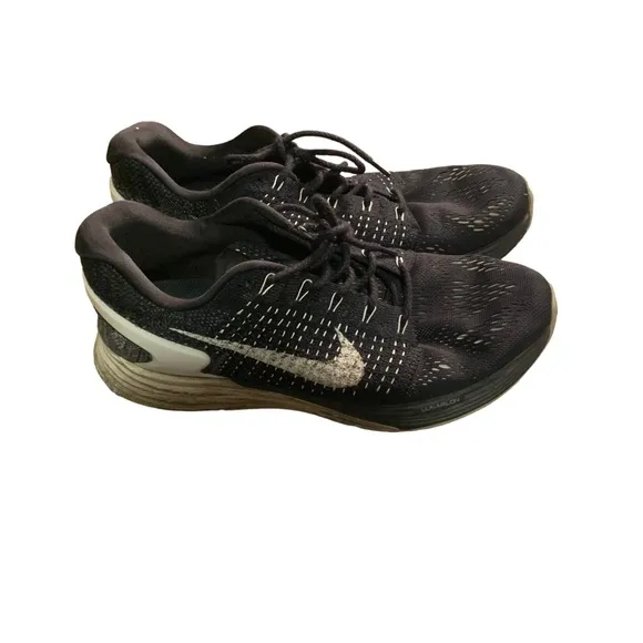 Nike black and gray mesh low top athletic running shoes sneakers men's size 9.5