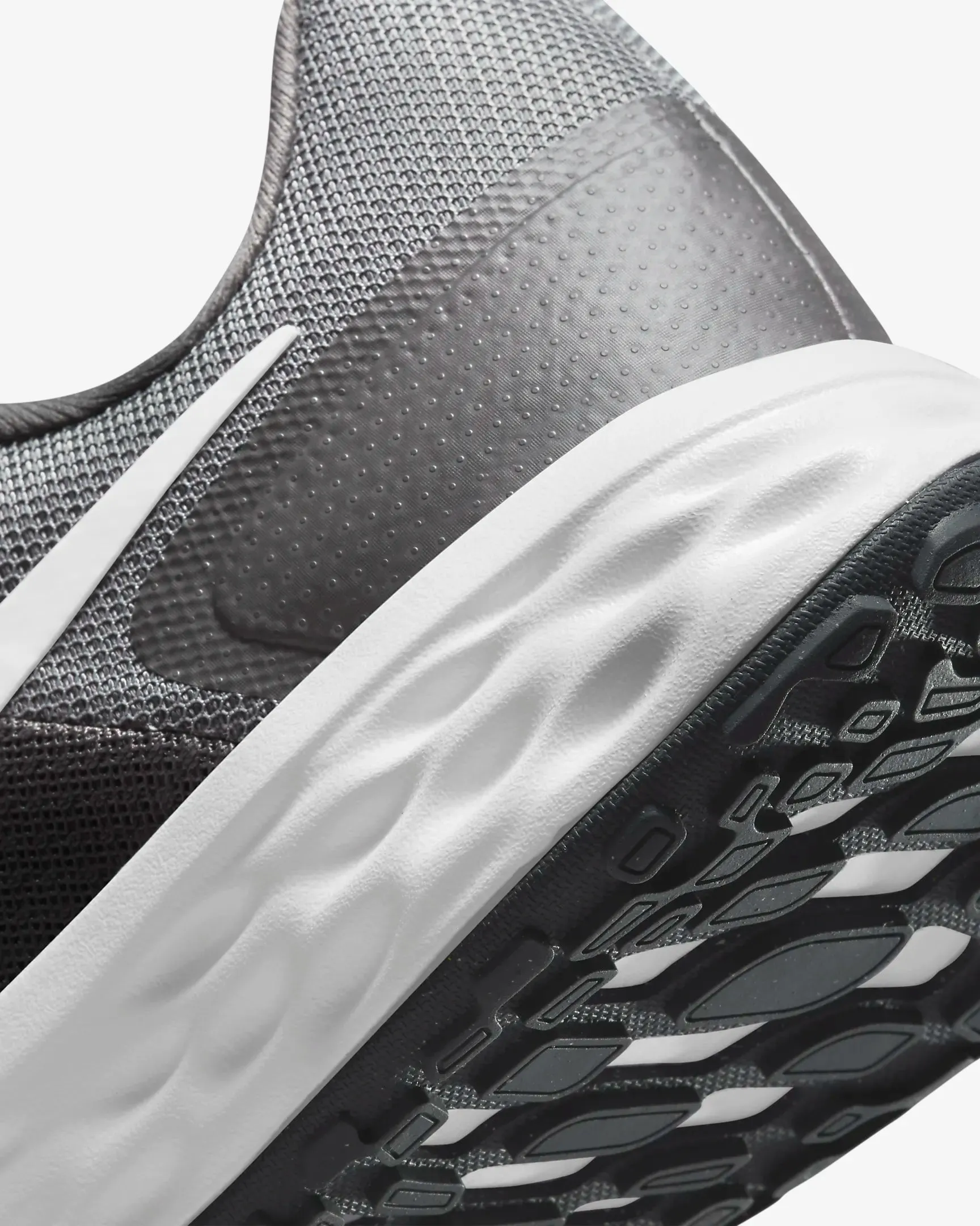 Nike Revolution 6