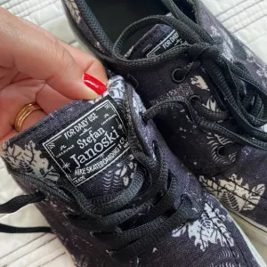 Nike SB Zoom Stefan Janoski Black Floral Skate Sneaker size 4 Youth