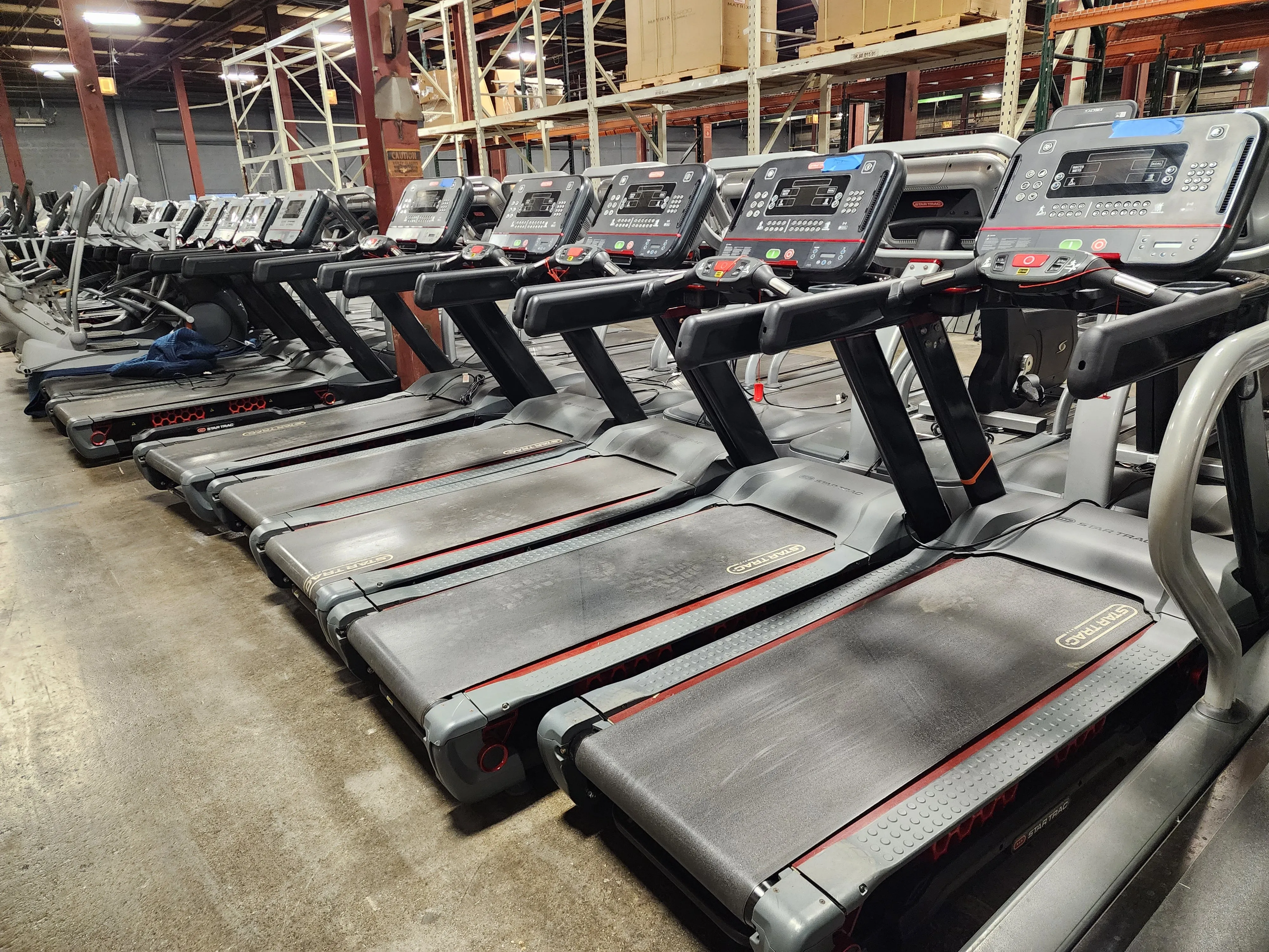STAR TRAC 10 SERIES FREERUNNER TREADMILL W/ LCD